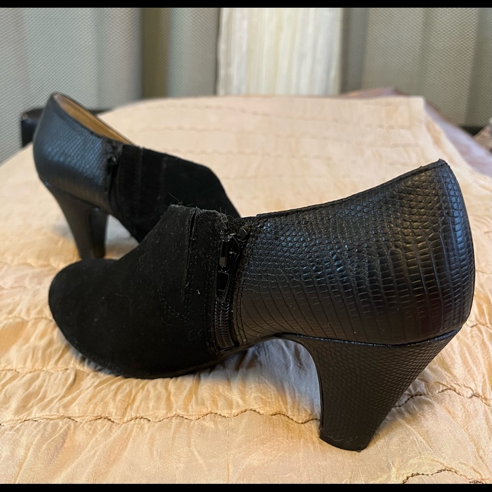 Black Naturalizer 7.5 pumps. Patterned leather and suede-like uppers.